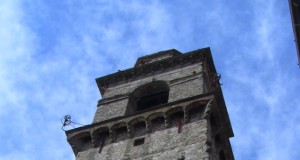 Il campanile del Duomo in piazza Pontremoli